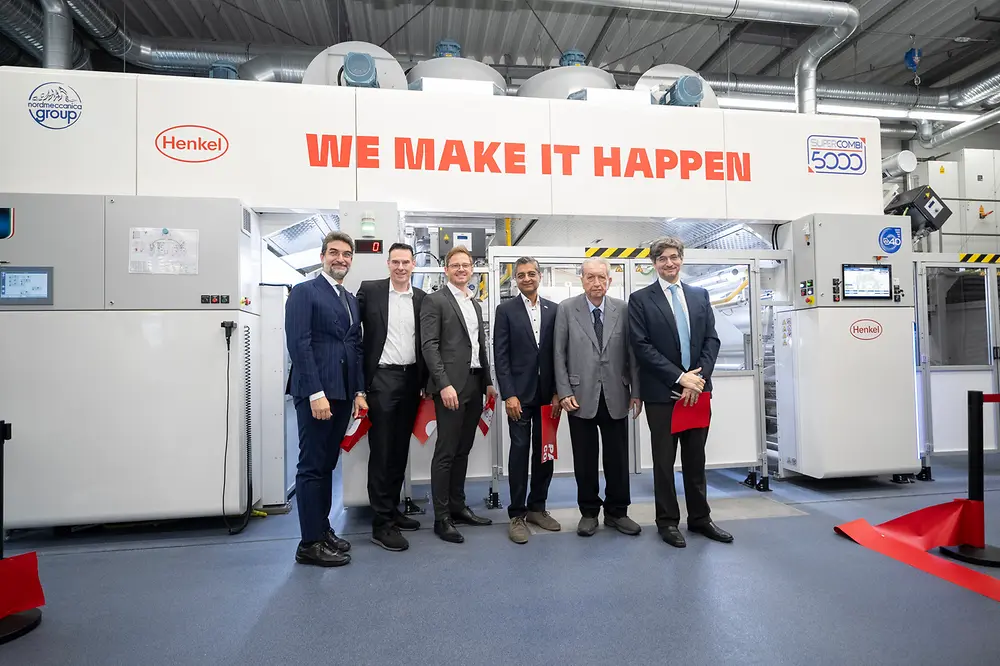 
Opening of the Packaging Competence Center (from left to right): Vincenzo Cerciello – Nordmeccanica; Kai Ethner, Dirk Martin and Rajat Agrawal – Henkel; Antonio Cerciello and Alfredo Cerciello – Nordmeccanica